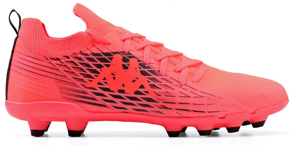Chuteira Kappa para campo com design em rosa e preto, ideal para jogadores profissionais e amadores, com cabedal confortável e tecnologia de tração.