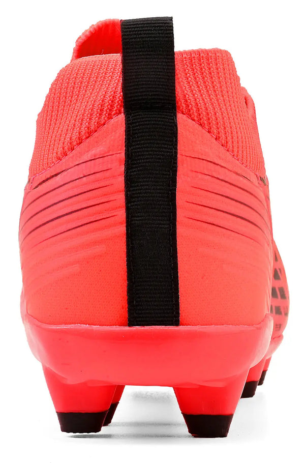 Chuteira Kappa rosa com detalhes pretos e cabedal de material sintético, vista de trás, destacando o fechamento com calcanhar reforçado e sola antiderrapante.