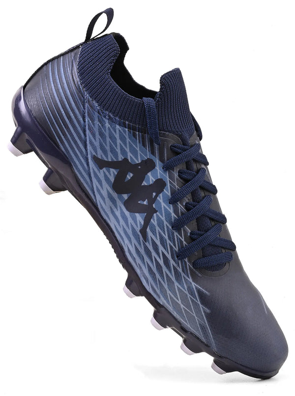 Chuteira de futebol moderna azul escuro com detalhes em preto e forro de material flexível, ideal para esportes de alta performance.