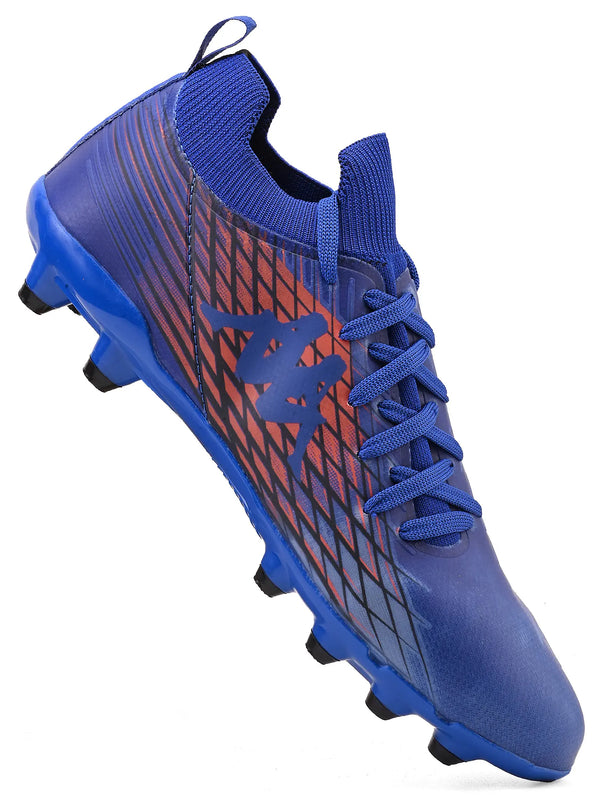Chuteira de futebol azul com detalhes em laranja e preto, ideal para jogos de futebol, com sola com cravos mostrando sua funcionalidade.
