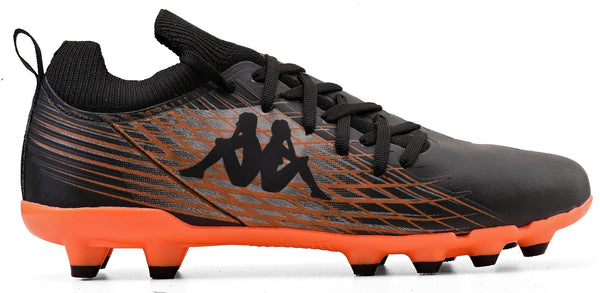Chuteira de futebol com design moderno, detalhes em preto e laranja, e logo da Kappa na lateral, ideal para praticar esportes.