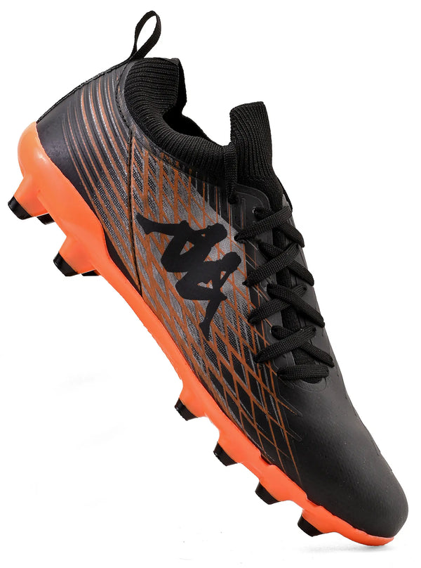 Chuteira de futebol Kappa de cor preta com detalhes laranja e solados de travas, ideal para jogadores que buscam desempenho e conforto em campo.