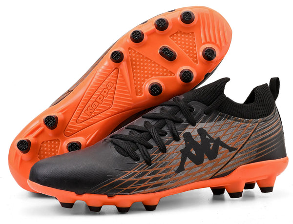 Chuteira de futebol Kappa na cor preta e laranja, com detalhes em cinza e travas antiderrapantes, ideal para jogos em campo.