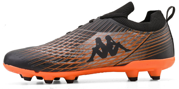 Chuteira de futebol com design moderno preto e laranja, para atletas profissionais ou amadores.