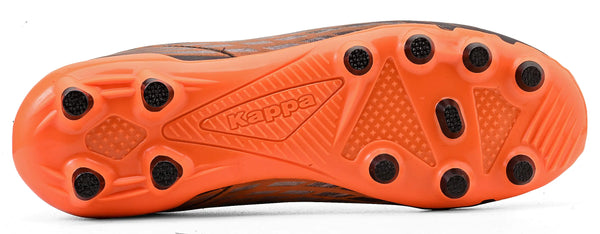 Imagem da sola de uma chuteira esportiva da marca Kappa, com detalhes de tração e antiderrapante em cor laranja e preto, ideal para futebol de campo.