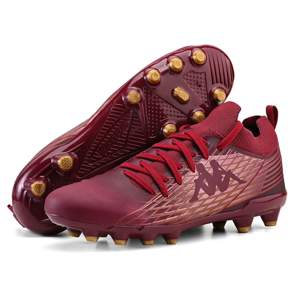 Chuteira de futebol Kappa na cor vinho com detalhes dourados e sola com travas, ideal para partidas em gramado. Design moderno e confortável.
