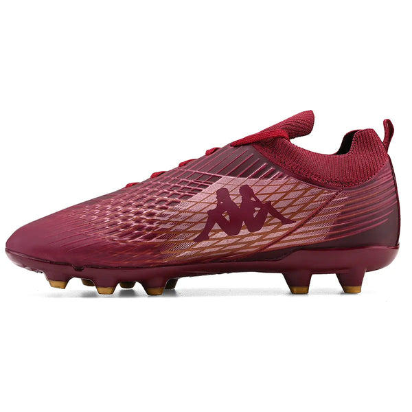 Chuteira de futebol Kappa em cor vinho com detalhes dourados, ideal para atletas que buscam desempenho e conforto em campo.