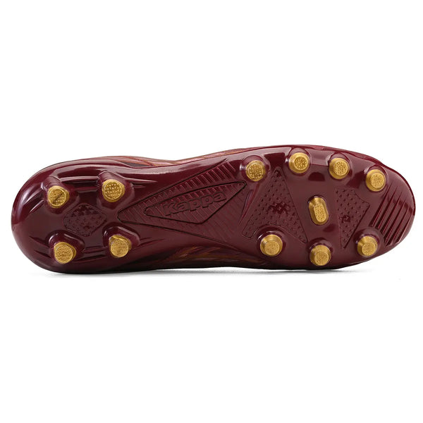 Imagem da sola de uma chuteira esportiva da marca Kappa, com detalhes de tração e antiderrapante em cor vinho e dourado, ideal para futebol de campo.