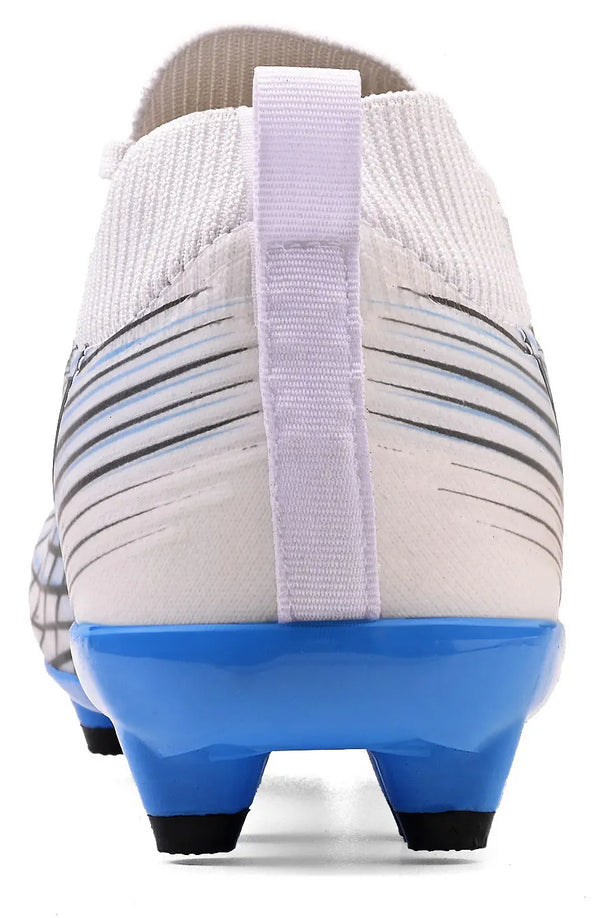 Chuteira em destaque na imagem com foco na parte de trás. Detalhes de design em branco, preto e azul.