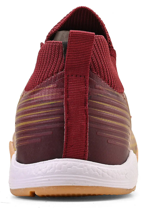 Imagem de chuteira na cor vinho e dourado, com detalhe traseiro branco, visto de trás, detalhado e moderno, ideal para prática esportiva.