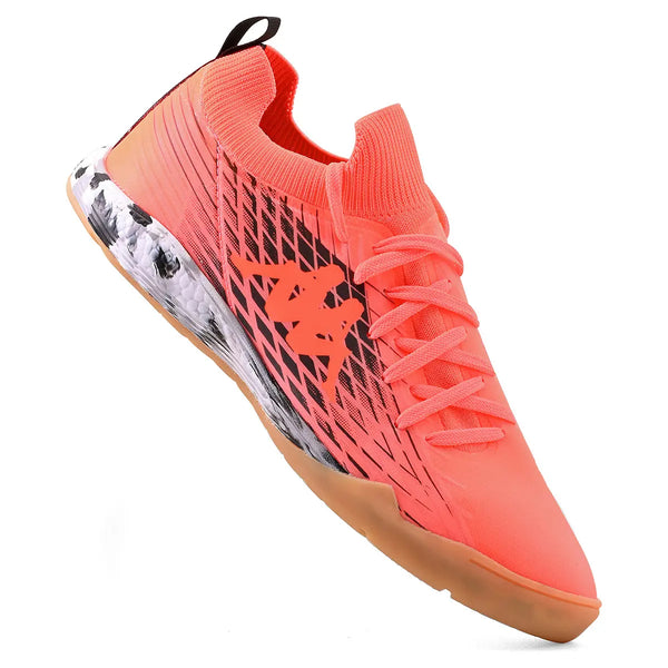 Chuteira Kappa masculina na cor laranja com detalhes em preto e branco, ideal para prática esportiva.