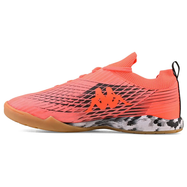 Chuteira de cor laranja com detalhes pretos e sola de borracha confortável.