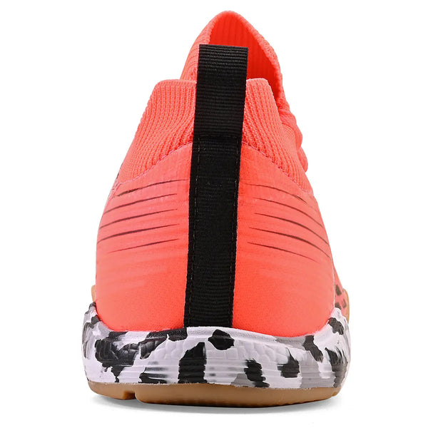 Chuteira Kappa maestro com sola antiderrapante e detalhes pretos e brancos, ideal para prática esportiva.