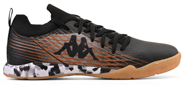 Chuteira preta com detalhes laranja e sola de borracha bege, design moderno, ideal para prática de atividades físicas, com detalhes em preto e um puxador no calcanhar.