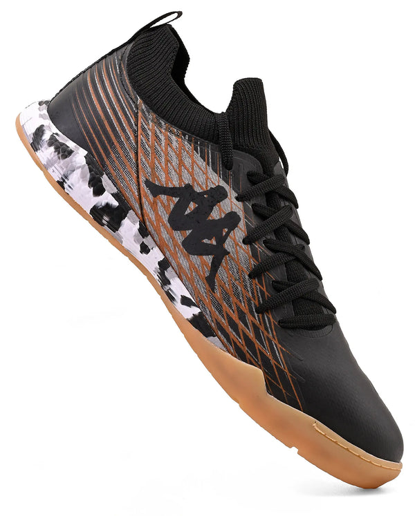 Chuteira com design moderno em preto, laranja e detalhes em branco com solado de borracha, ideal para atletas.