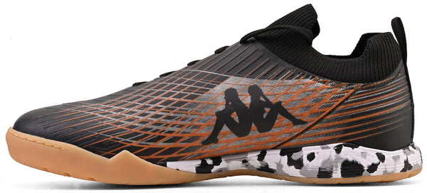 Chuteira preta com detalhes laranjas, parte inferior branca com padrão de manchas pretas, confortável e ideal para treinos e maratonas.