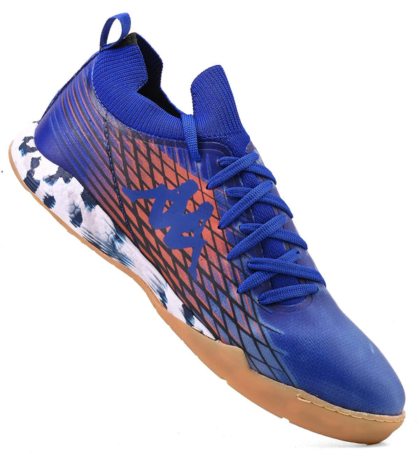 Chuteira com cabedal azul, detalhes laranja e preto, solado de borracha bege, design moderno e confortável, ideal para prática de esportes.