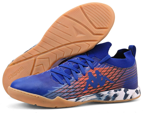 Chuteira azul com detalhe laranja na lateral e solado de borracha bege, design moderno e detalhes gráficos em preto e branco, ideal para prática esportiva.