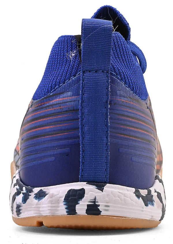 Chuteira azul com detalhes em preto, branco e laranja, vista traseira, com reforço no calcanhar e cadarços.