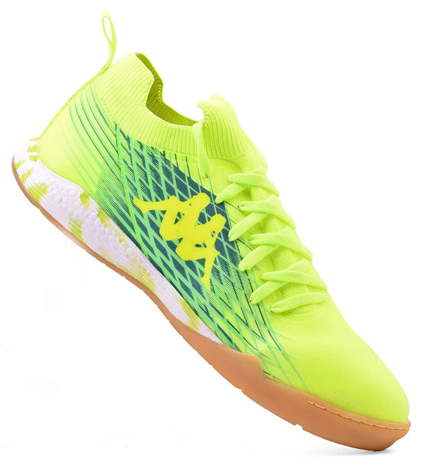 Chuteira Kappa amarela com sola de borracha em tom neutro, detalhes em azul e logotipo destacado na lateral, ideal para prática esportiva.