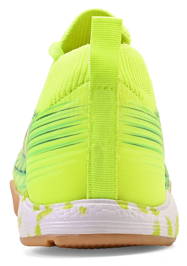 Imagem de chuteira amarelo fluorescente com detalhes verdes, visto de trás, ideal para corrida e esportes.