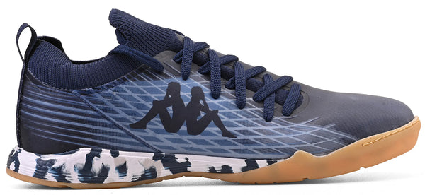 Chuteira azul escuro com detalhes em preto e branco, perfeito para atividades físicas, com sola antiderrapante e design moderno.