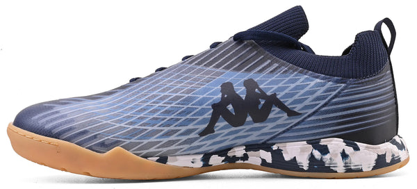 Chuteira com design moderno e detalhes em azul, preto e branco, indicado para atividades físicas e esportes ao ar livre.