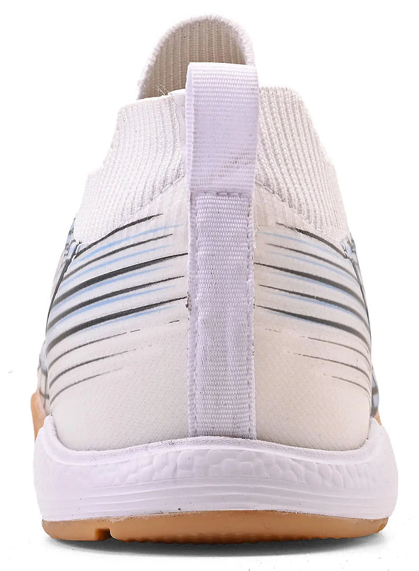 Imagem de chuteira branca com detalhes em preto e azul, visto de trás, com sola de borracha bege e cabedal de tecido respirável.