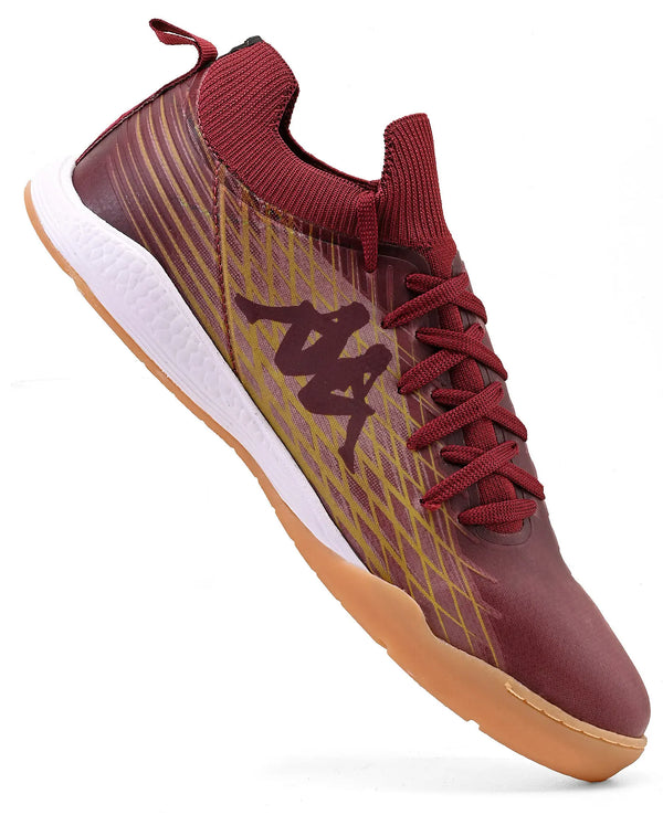 Chuteira masculina de cor vinho com detalhes em dourado, design moderno, com sola de borracha bege, ideal para futsal.