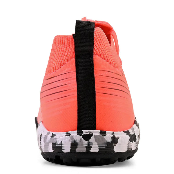 Chuteira rosa com detalhes pretos e sola com cores branco, cinza e preto, feito para atividades físicas, com sola antiderrapante.