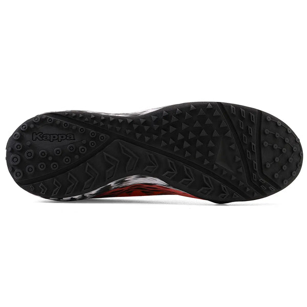 Sola de chuteira preta da Kappa, com detalhes em relevo e padrão de tração para corrida ou treinamento.