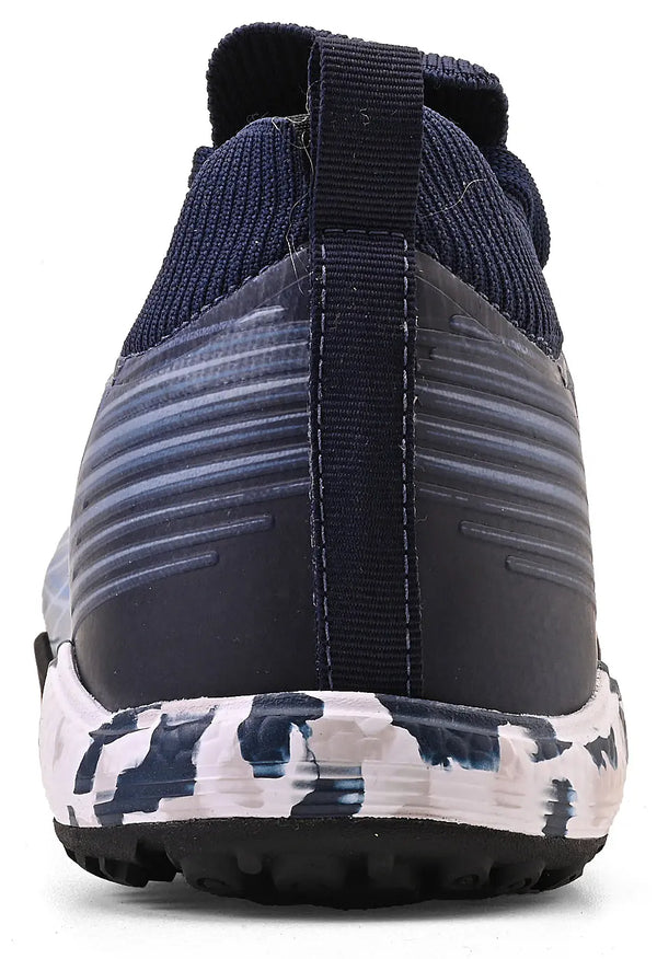 Imagem de chuteira Kappa nas cores preto e branco, visão traseira, com sola antiderrapante, ideal para atividades físicas.