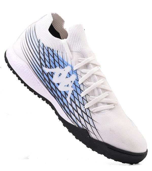 Chuteira branca com detalhes gráficos pretos e azuis, com cadarços brancos e sola antiderrapante, adequado para corrida e atividades físicas.