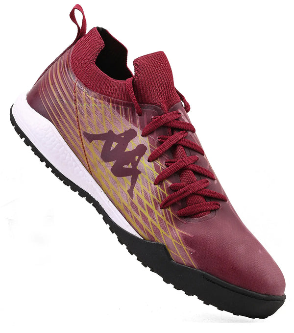 Chuteira estilo esportivo na cor vinho com detalhes dourados, com sola antiderrapante e cadarços na mesma cor, ideal para prática de atividades físicas.