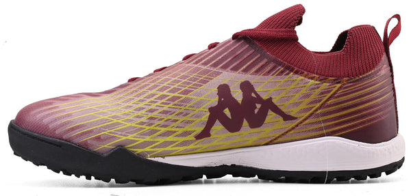 Chuteira Kappa com design moderno na cor vinho e detalhes dourados, ideal para corrida e treinos ao ar livre, confortável e leve.