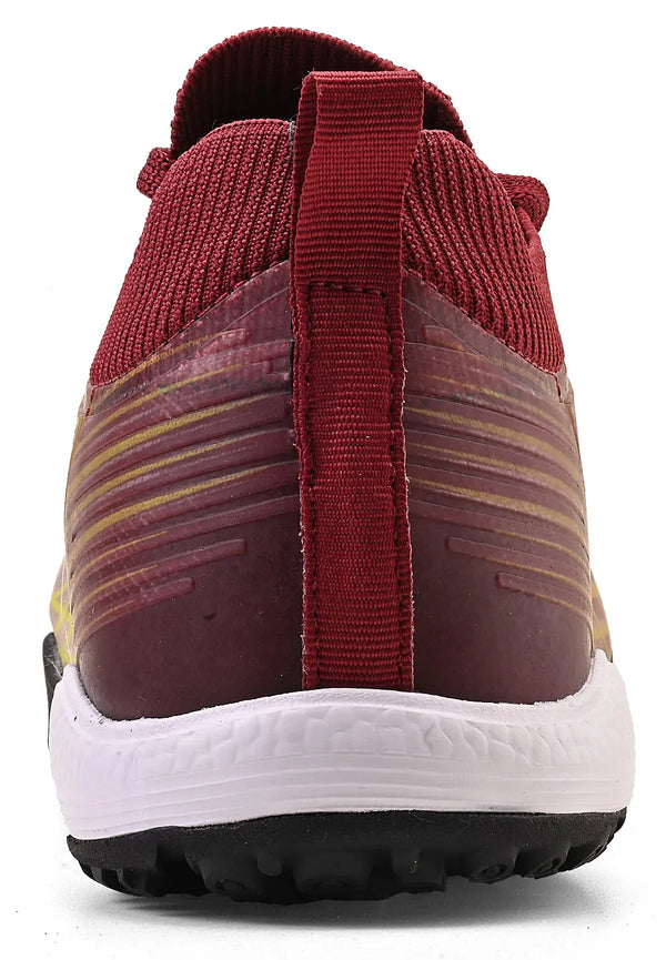 Chuteira vinho com detalhes em dourado e puxador, visto de trás, ideal para corrida ou treino.