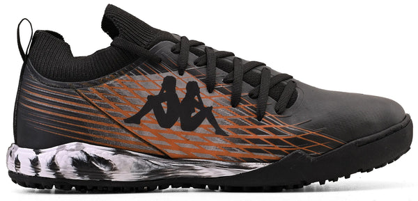 Chuteira preta com detalhes laranja, ideal para corrida e prática de atividades físicas.