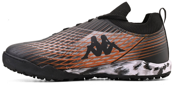 Chuteira masculina com design moderno em preto e laranja, perfeito para corridas e outras atividades físicas.