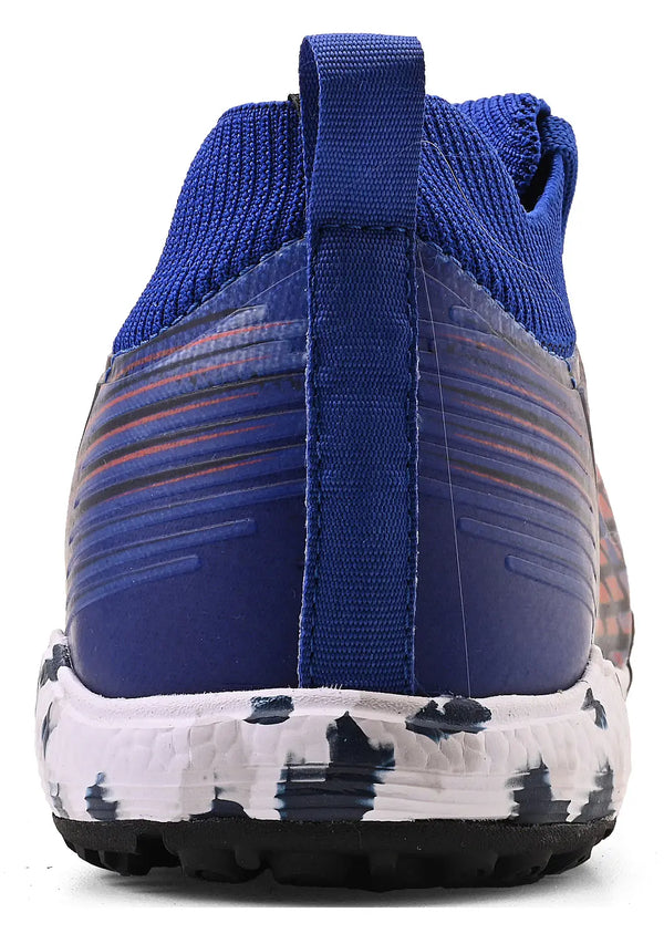 Chuteira azul com detalhes em laranja e puxador, visto de trás, ideal para corrida ou treino.