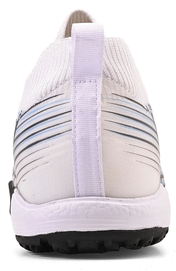 Chuteira branca com detalhes em linhas pretas e solado antiderrapante, ideal para praticar esportes.