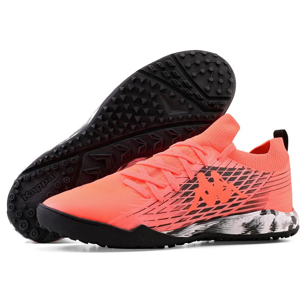 Chuteira com design moderno na cor rosa coral e sola antiderrapante preta, ideal para corrida e atividades físicas. Confortável e de alta performance.