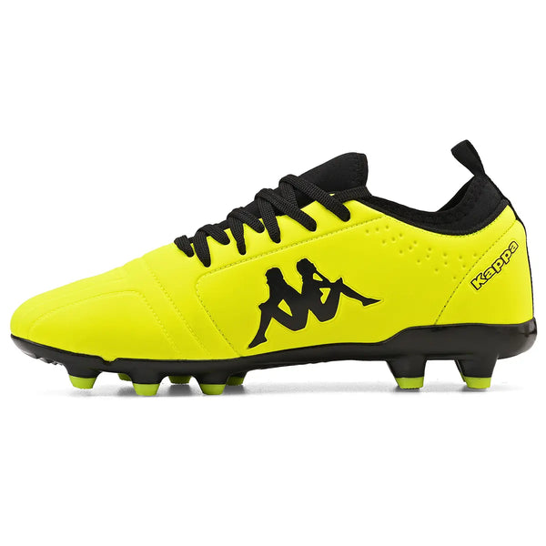 Chuteira de futebol amarela com detalhes pretos e logo da marca Kappa na lateral, ideal para partidas esportivas.