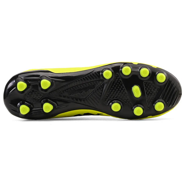 Imagem de chuteira com sola de cravo em destaque, ideal para futebol, com detalhes em preto e amarelo.