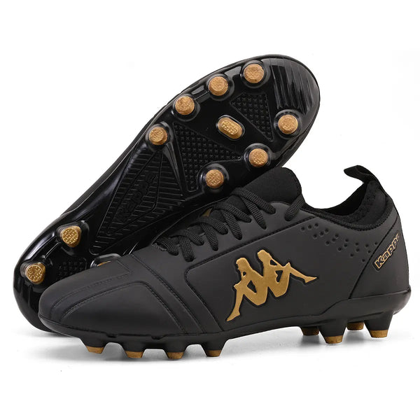 Chuteira de futebol Kappa com design preto e detalhes dourados, ideal para jogadores que buscam desempenho e estilo em campo.