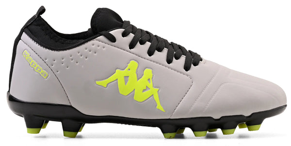 Chuteira de futebol cinza com detalhes amarelos e destaque na lateral de logo da Kappa, ideal para jogadores de futebol de campo.