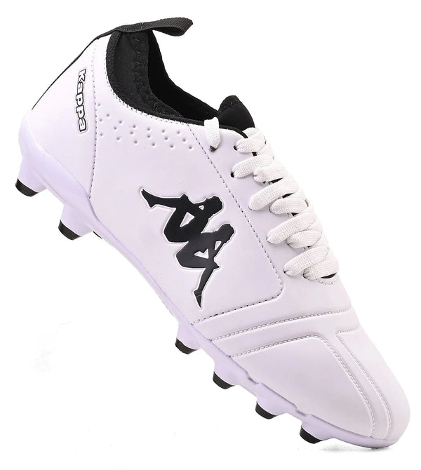 Chuteira de futebol branca com detalhes pretos e logo Kappa destacado, ideal para praticantes de esportes que buscam desempenho em campo.