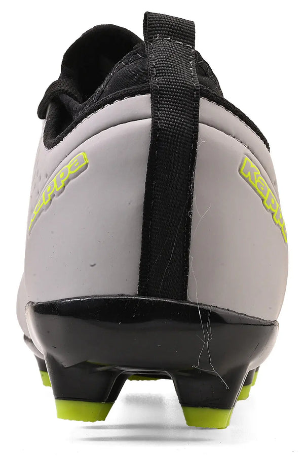 Chuteira cinza e preta com detalhes em amarelo, com puxador na cor preta no calcanhar. Ideal para jogos de gramado. 