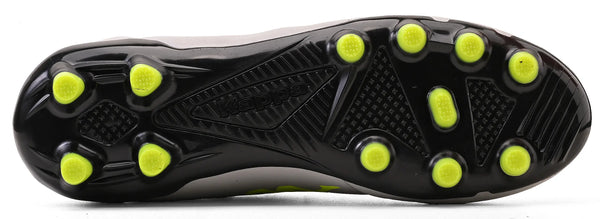 Chuteira com sola de tração em preto e detalhes em amarelo neon, ideal para jogadores.