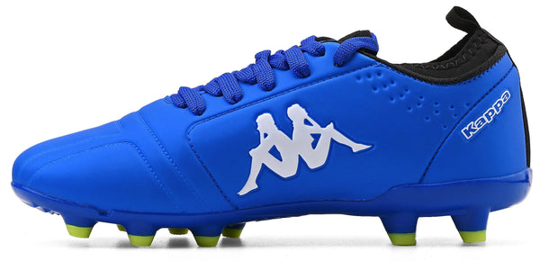 Chuteira de futebol azul com detalhe branco do logo da Kappa e solado com cravos verdes, ideal para jogadores.