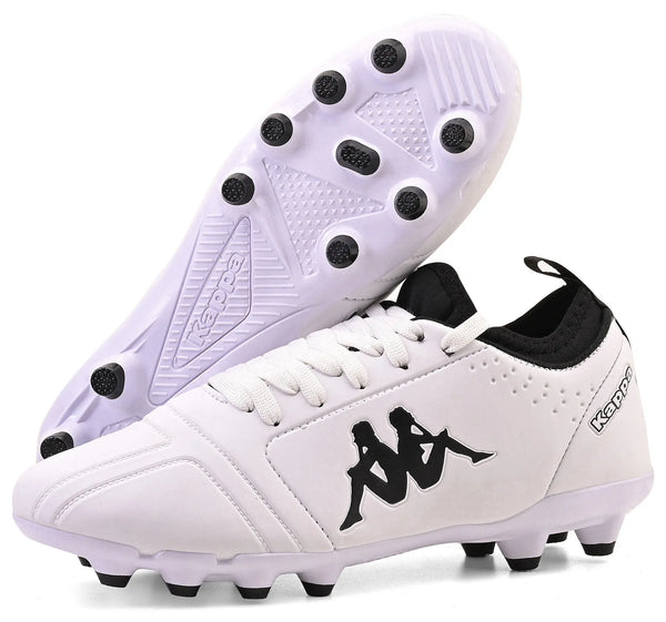 Chuteira de futebol Kappa branca com detalhes pretos e logotipo na lateral, ideal para jogadores de futebol.